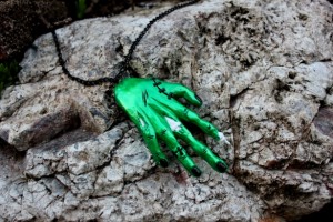 zombihand-necklace-sludge-green-01-web